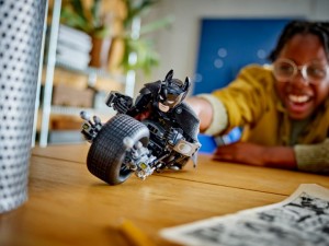 Конструктор LEGO® DC COMICS™ SUPER HEROES Фігурка Бетмена для складання та Bat-Pod Bike Конструктор LEGO® DC COMICS™ SUPER HEROES Фігурка Бетмена для складання та Bat-Pod Bike