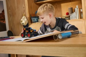 Конструктор LEGO® TECHNIC™ Monster Jam™ Grave Digger™ Вогонь і лід