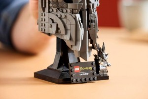 Конструктор LEGO® ICONS™ Володар перснів: шолом Саурона
